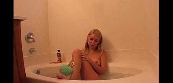  Lovely Blonde Lady Shave Her Pubic Hairs